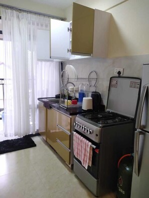 デラックス アパートメント | 専用キッチン | 冷蔵庫、電子レンジ、調理器具と食器、ダイニングテーブル