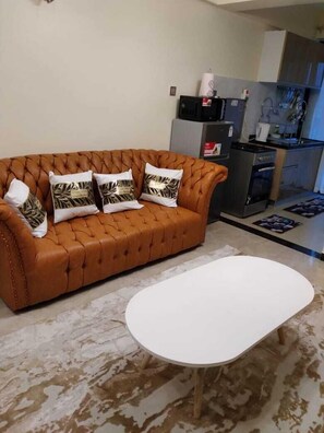 スーペリア アパートメント | リビング エリア | 14 インチのスマートテレビ (デジタル放送視聴可)、テレビ