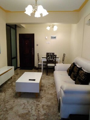 ビジネス アパートメント | リビング エリア | 14 インチのスマートテレビ (デジタル放送視聴可)、テレビ