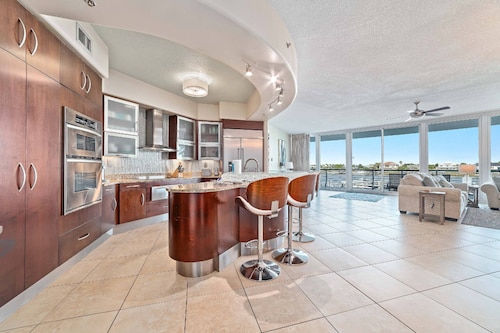 Bella Luna 205 ~ Beach Access, In/Outdoor Pools, Hot Tub, Fitness + $400 in FREE Activities Daily