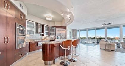 Bella Luna 205 ~ Beach Access, In/Outdoor Pools, Hot Tub, Fitness + $400 in FREE Activities Daily