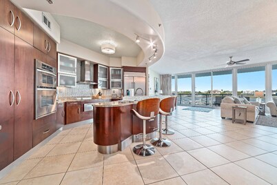 Bella Luna 205 ~ Beach Access, In/Outdoor Pools, Hot Tub, Fitness + $400 in FREE Activities Daily