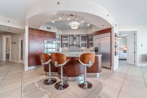 ثلاجة، ميكروويف، فرن، موقد طهي مسطح