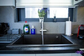 Fridge, microwave, oven, stovetop - Iris Penthouse: Luxury Acropolis View and Jacuzzi (Athina)