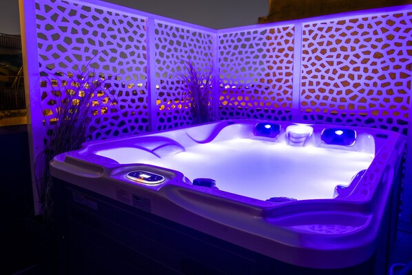 Tina de hidromasaje al aire libre