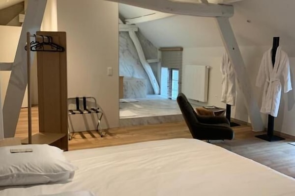 Deluxe kamer | Individueel gedecoreerd, individueel gemeubileerd, een bureau