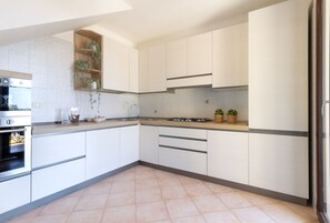 Jääkaappi, mikroaaltouuni, liesi, astianpesukone