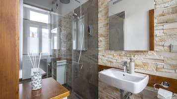 Douche, serviettes fournies, savon, papier toilette
