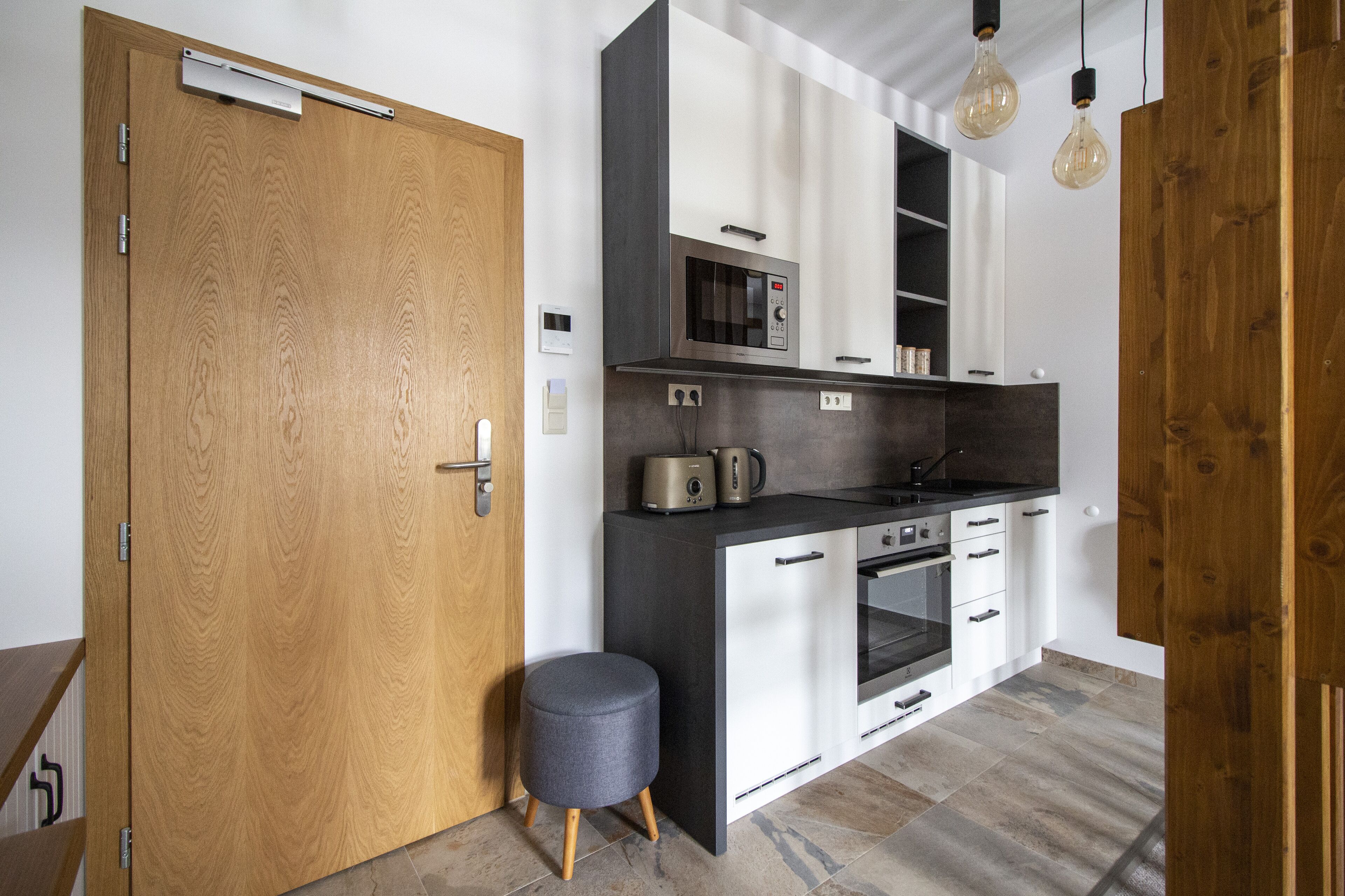 Kühlschrank, Mikrowelle, Ofen, Herdplatte