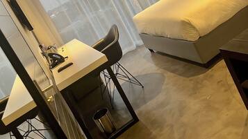 Phòng đôi có tầm nhìn toàn cảnh | Bộ đồ giường cao cấp, bàn, khu vực làm việc phù hợp cho laptop