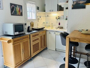 Fridge, microwave, dishwasher, cookware/dishes/utensils