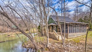 A cabin with a glass enclosure, wooden deck, and a pond. - Bright ‘Green Gables’ Cabin: Hike, Swim & BBQ (Lewisburg)