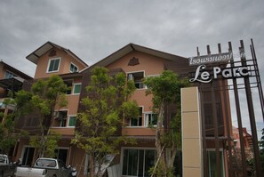 Exterior - Family or Business Stayz with clean, big AC rooms (Muaeng Aranyik)