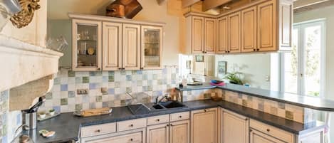 Fridge, stovetop, dishwasher, coffee/tea maker