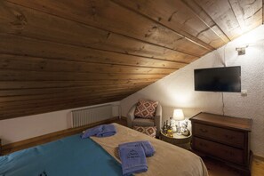 Chalet | Iron/ironing board, bed sheets