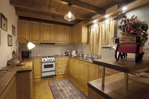 Chalet | Private kitchen | Fridge, microwave, oven, espresso maker