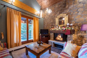 Chalet | Aire de séjour | Téléviseur à écran plat de 30 po avec télévision numérique, téléviseur