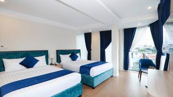 Suite familiar | Minibar, caja fuerte, cortinas opacas y tabla de planchar con plancha