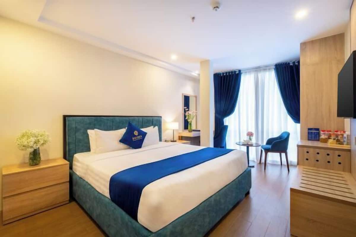 8 bedrooms, minibar, in-room safe, blackout curtains