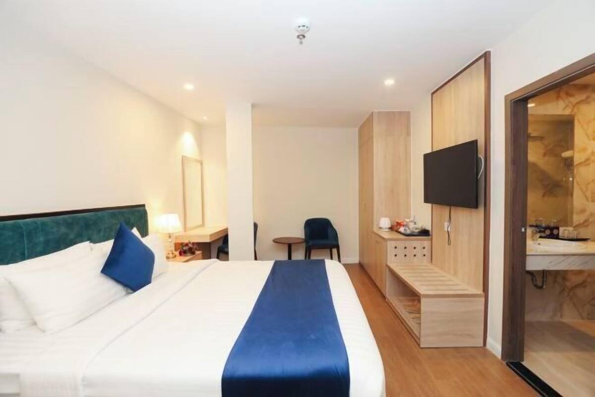 Minibar, in-room safe, blackout drapes, iron/ironing board (on request)