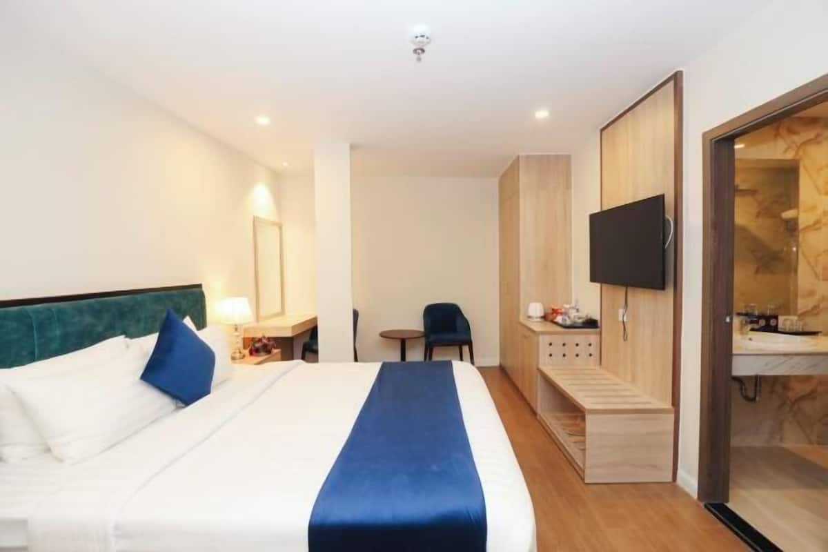 8 bedrooms, minibar, in-room safe, blackout curtains