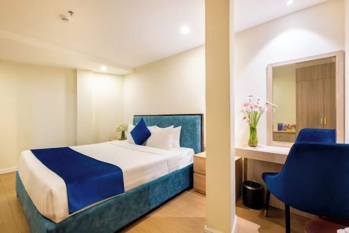 8 bedrooms, minibar, in-room safe, blackout curtains