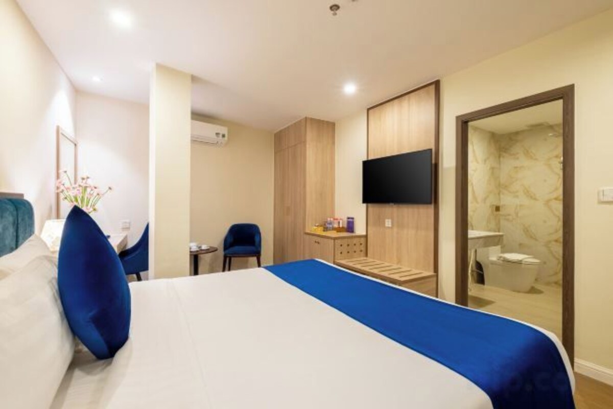 Minibar, in-room safe, blackout curtains