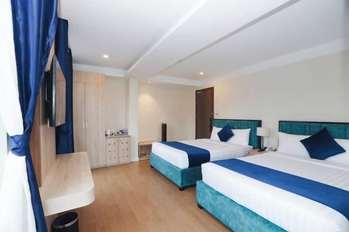 8 bedrooms, minibar, in-room safe, blackout curtains