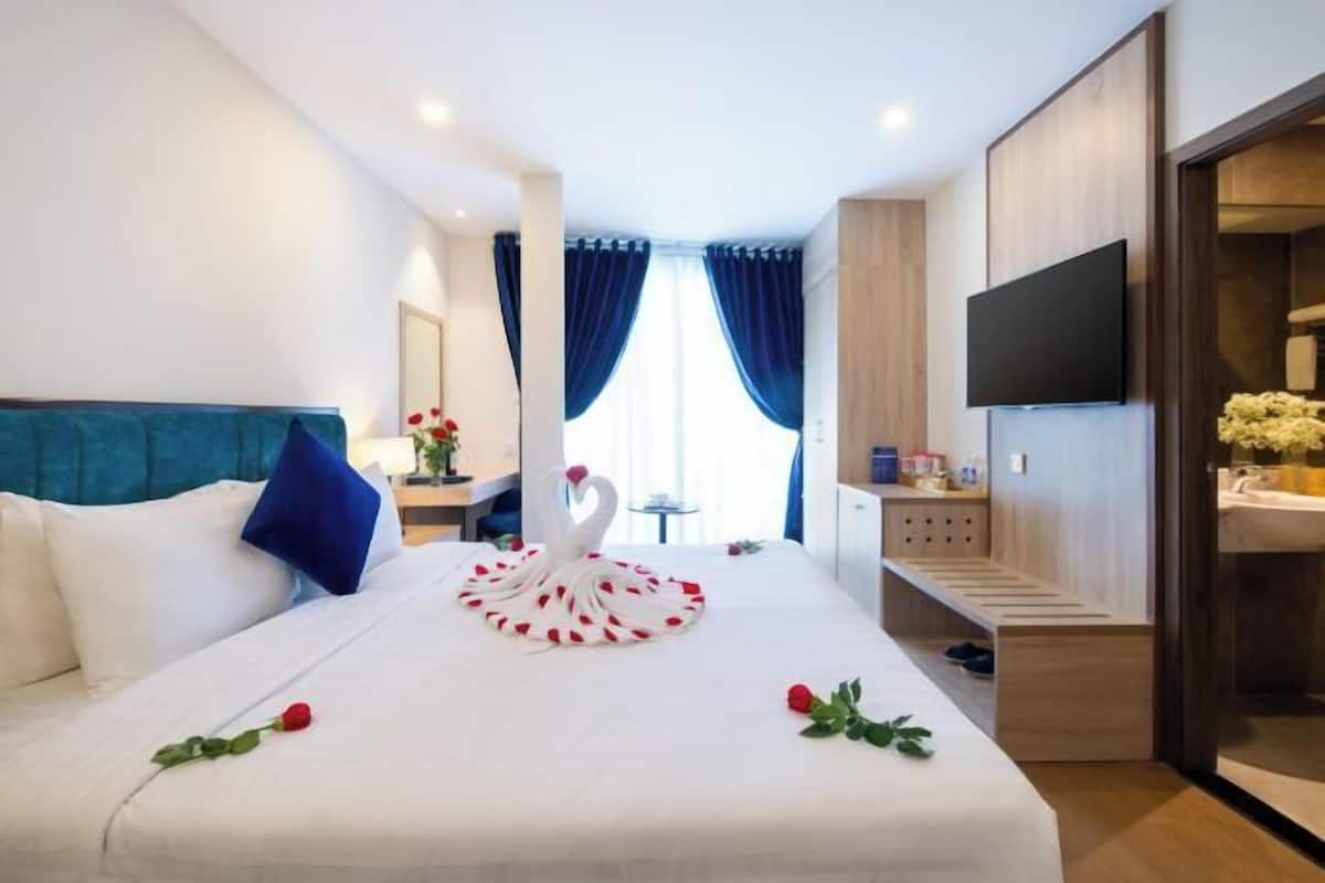 8 bedrooms, minibar, in-room safe, blackout curtains