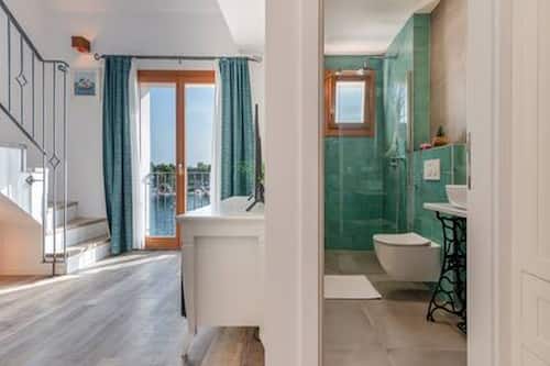 Habitació doble (Deluxe double room, sea view) | Bany | Dutxa i tovalloles