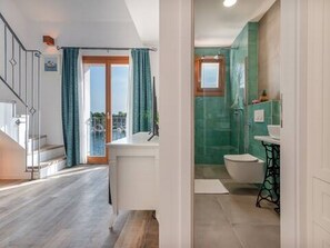 Chambre Double (Deluxe double room, sea view) | Salle de bain | Douche, serviettes fournies