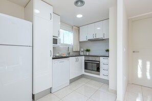 Een koelkast, een microgolfoven, een oven, een vaatwasser