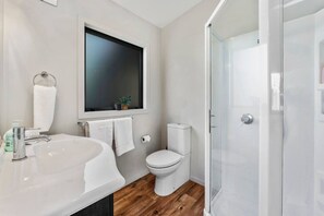 Badewanne, Haartrockner, Handtücher
