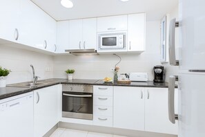 Een koelkast, een magnetron, een oven, een vaatwasser