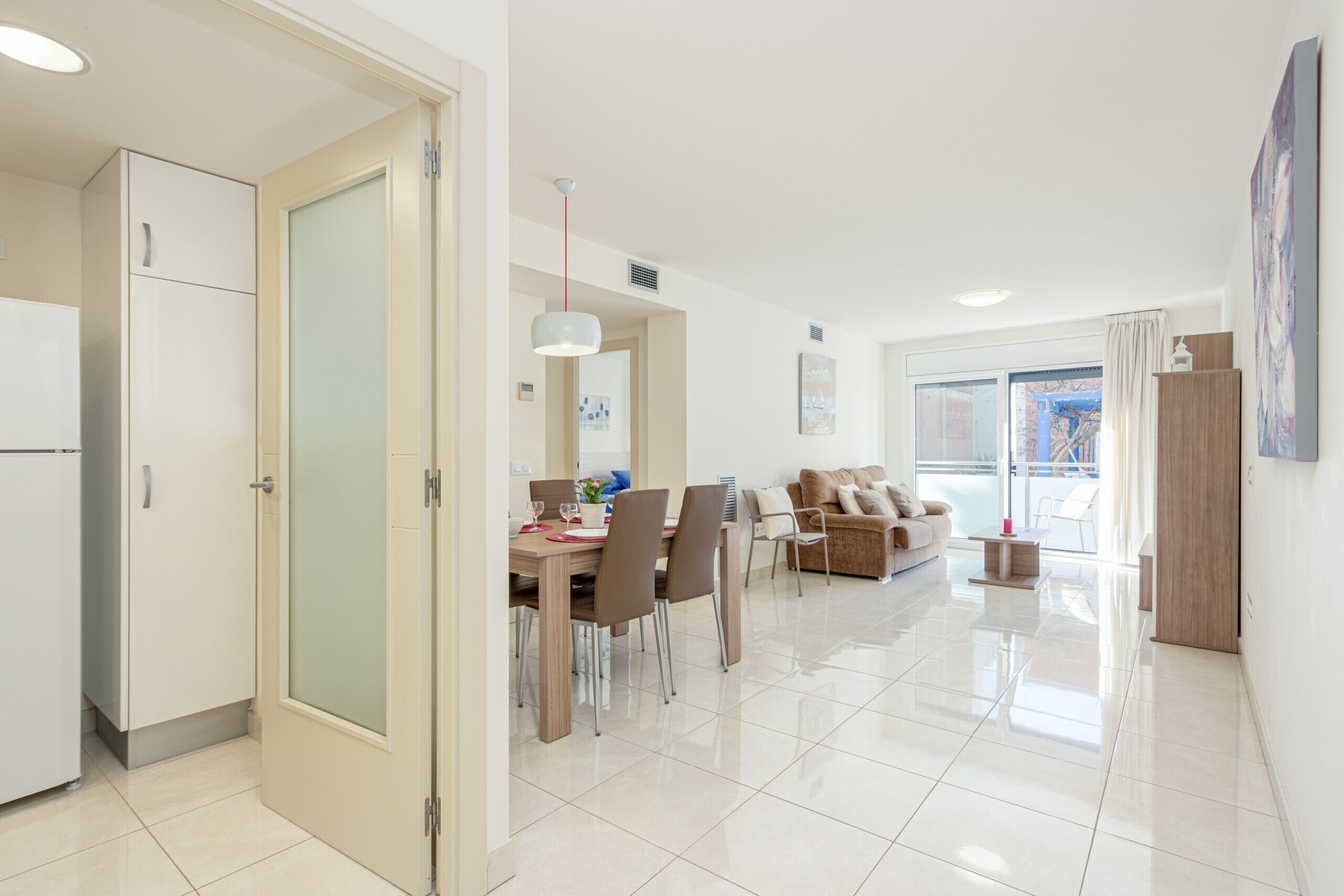 Un apartamento moderno con comedor, sala de estar y cocina.