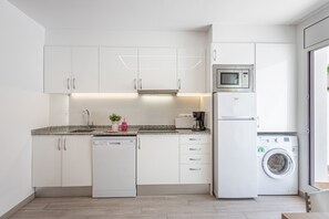 冷蔵庫、電子レンジ、コンロ、食器洗い機