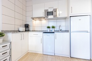 Réfrigérateur, micro-ondes, plaque de cuisson, lave-vaisselle