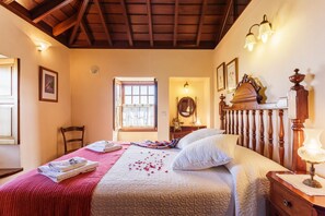 2 slaapkamers, een bureau, een strijkplank/strijkijzer, reisbedje