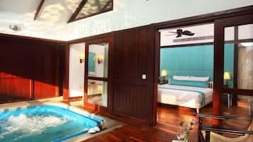 Habitació doble de luxe, 1 llit de matrimoni gran, piscina privada, vistes al llac | Roba de llit d'alta qualitat, cobrellits i minibar