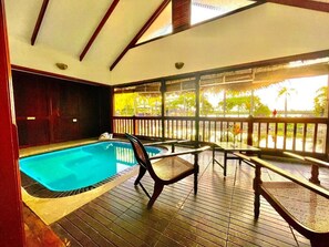 Chambre luxueuse double, 1 très grand lit, piscine privée, vue sur le lac | Aire de séjour | Téléviseur ACL de 40 po avec télévision numérique, téléviseur