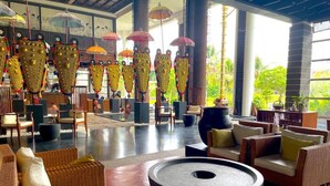 Lobby lounge - Plumeria Lake Resort & Spa (Cherthala)