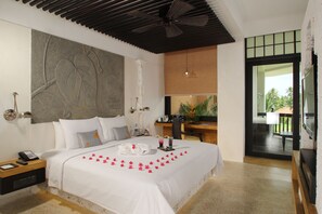 Premium-studiosviitti, parveke, järvinäköala | Ylelliset vuodevaatteet, untuvapeitot, minibaari, tallelokero huoneessa