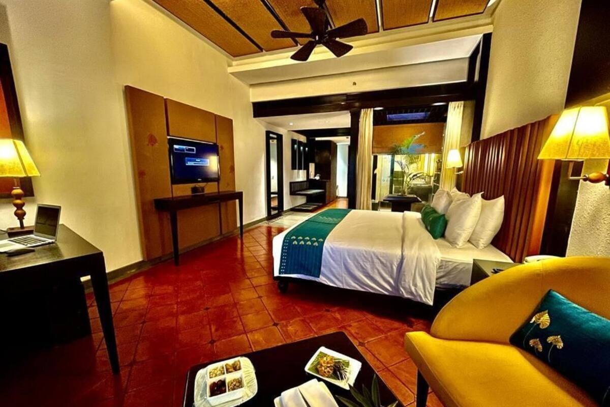 Premium bedding, down comforters, minibar, in-room safe