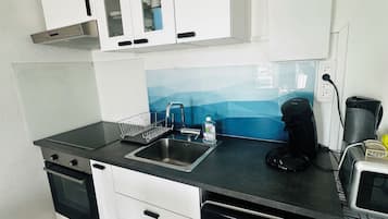 Wasserkocher mit Kaffee-/Teezubehör, Kühlschrank, Mikrowelle, Ofen