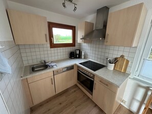 KĂŒhlschrank, Ofen, GeschirrspĂŒler, Wasserkocher mit Kaffee-/Teezubehör