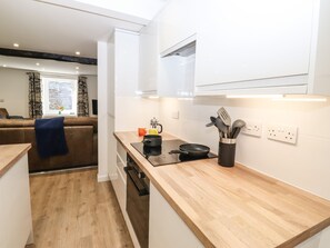 Casa de campo | Cocina privada | Refrigerador, lavavajillas, tetera eléctrica y tostadora 