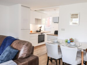 Casa de campo | Cocina privada | Refrigerador, lavavajillas, tetera eléctrica y tostadora 