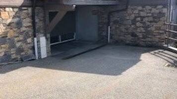Een gebouw met een stenen gevel en een metalen deur.