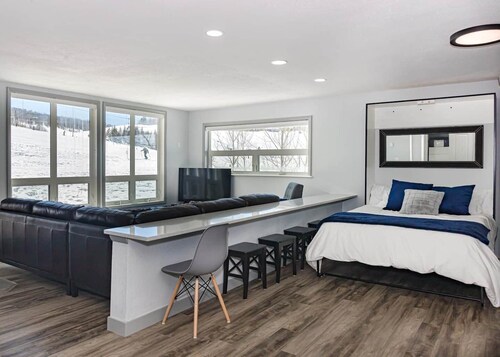 NEW!! Granby Ranch Lookout - 3bd/2ba Ski-in/out Luxury Slope-facing Mountainside Condo