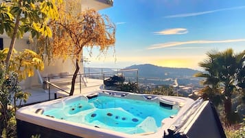 Bañera de hidromasaje al aire libre